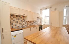 Kitchen splashback tiling